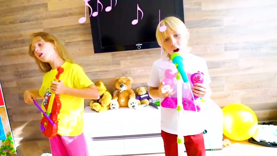 اسباب بازی ها و خانواده مهربان - آهنگ موزیکال ساشا و یاریک و مامان